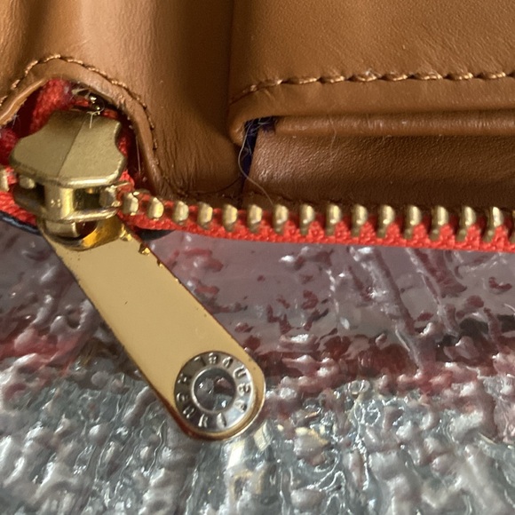 Henri Bendel Zip around wallet! EUC! - Picture 5 of 16